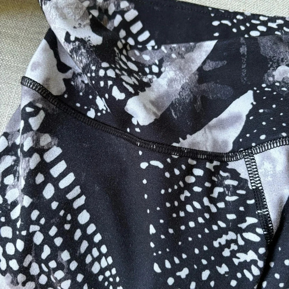 Lululemon Wunder Under Leggings Pant III White Black Abstract Print Size 4 - Picture 6 of 8